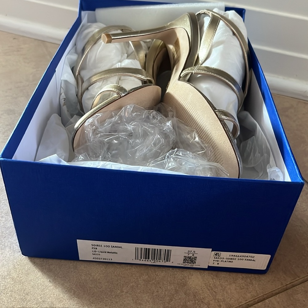 Stuart Weitzman - Picture 7 of 8